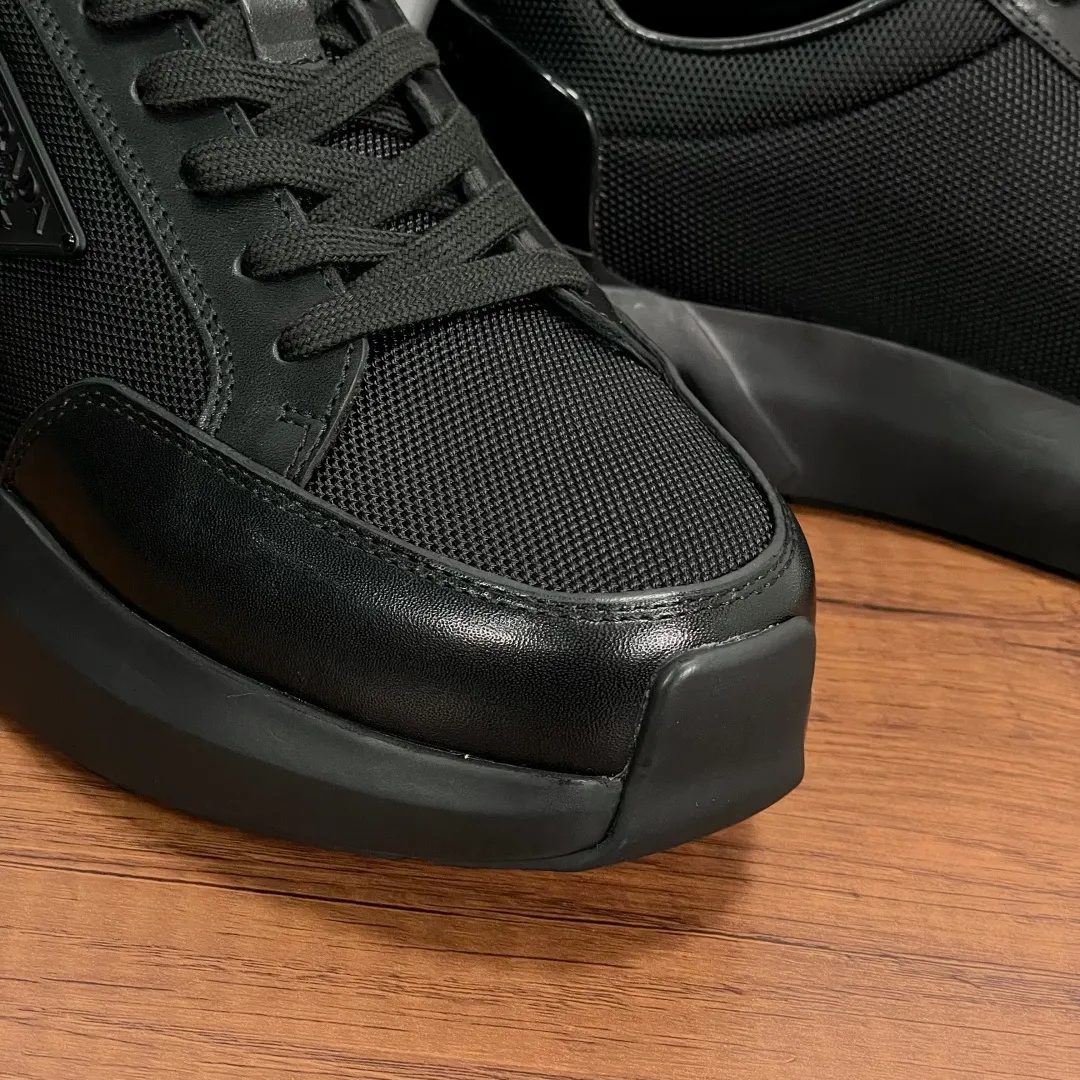 💰720 Code: YS003342 Prada/Prada men's new mesh stitching sneakers. This sneaker presents a modern version, reinterpreting the brand's archive style with clean lines and smooth details. The shoes are made of calf leather and technical fabric, with a triangular metal logo on the outside, bright TPU decoration on the heel, and a longer and padded inner heel design for a more comfortable fit. The tongue is decorated with a silk-screen logo, and is paired with a hollow rubber sole on the heel. The full cowhide lining comes standard with logo cowhide foot pads, making the upper foot taller, more comfortable, and versatile! Comes with full original packaging! Size: 39-40-41-42-43-44 Standard leather shoe size (45 can be customized and does not support returns) Item number: 2EE918 mesh black